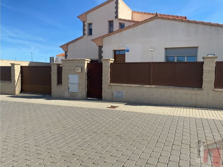 Se vende casa unifamiliar seminueva en Nueva Villa
