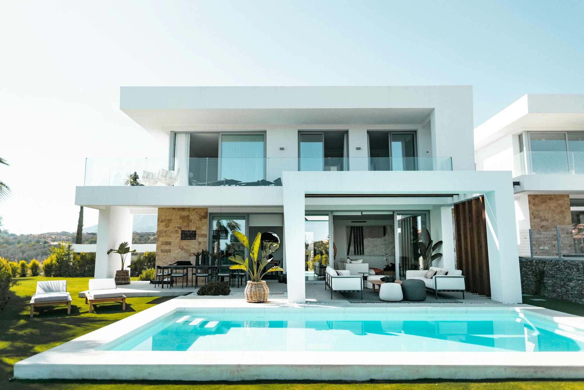 Casa moderna blanca con porche y piscina