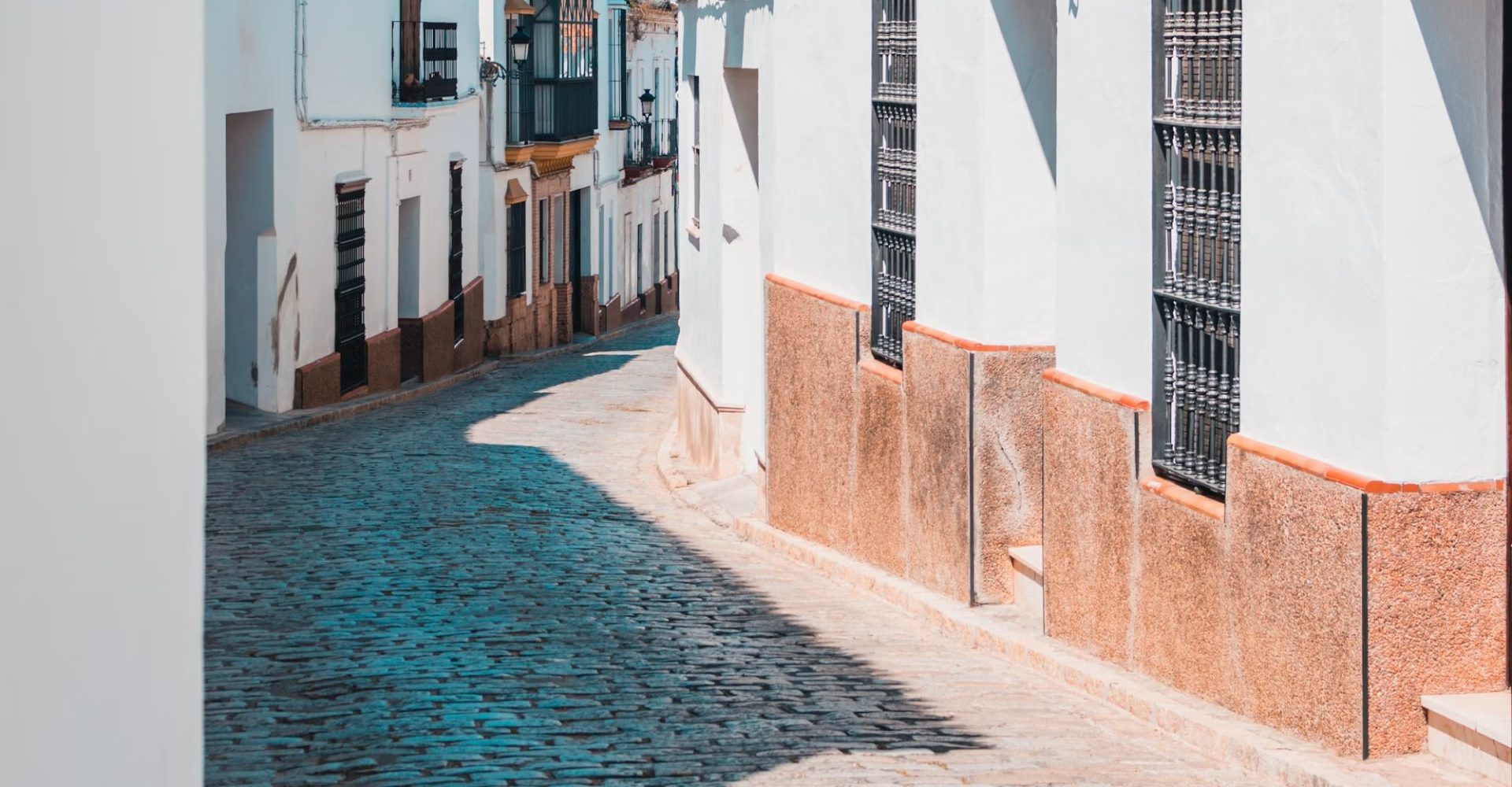 Calle de casas encaladas en un pueblo castellano